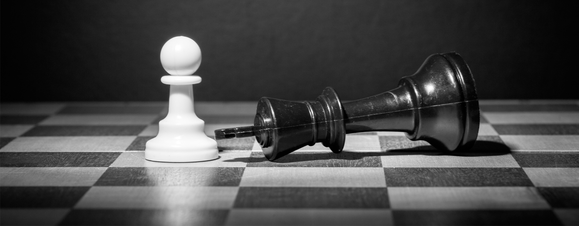 MD-IMG-SpectraMax-Mini-landing-page-image_pawn-knocking-over-king-checkmate